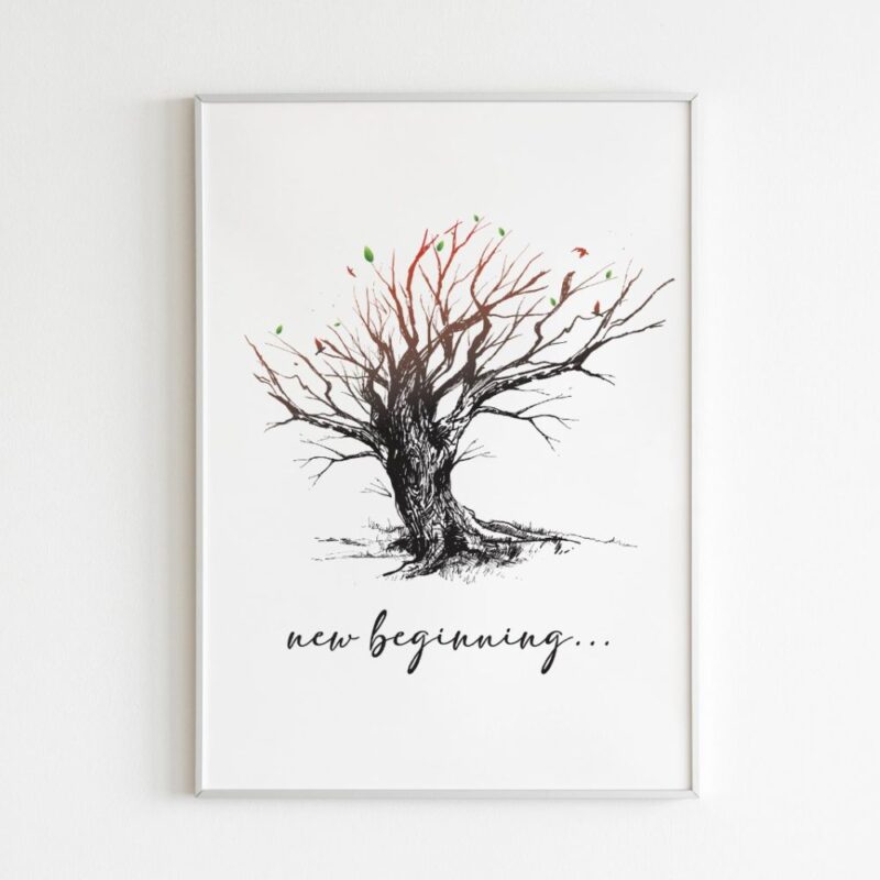 An old tree with bare branches and new green leaves sprouting at the top, bathed in sunlight against a clear sky. Symbolic image of new beginnings and transformation.